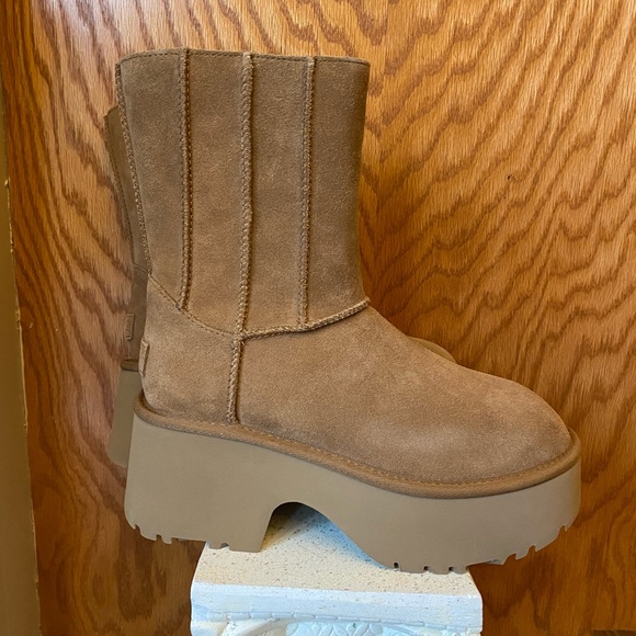 UGG Women's Classic Suede Boot New size 8 10 - Picture 4 of 6